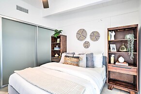 Pool & Mountain Views: Palm Springs Home!