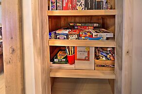 Chic Alpine Hideaway: Hiking, Skiing + Exploring!