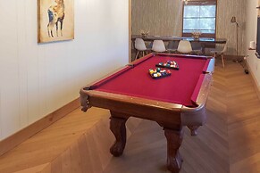 Chic Alpine Hideaway: Hiking, Skiing + Exploring!