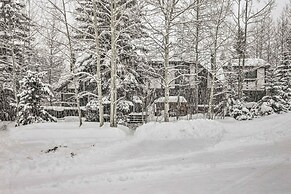 Vail Condo w/ Mtn View Deck - Steps to Ski Shuttle