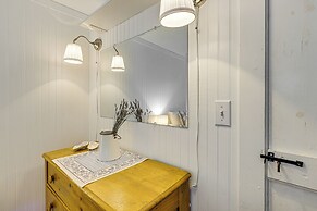 2 Mi to Coastline: Wellfleet Gem w/ Deck & Grill