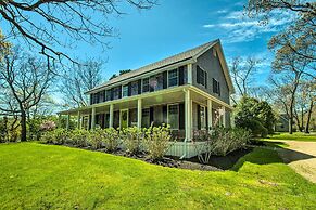 Traditional Martha's Vineyard Home w/ Porch & Yard