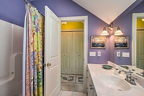 Traditional Martha's Vineyard Home w/ Porch & Yard