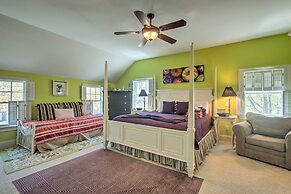 Traditional Martha's Vineyard Home w/ Porch & Yard