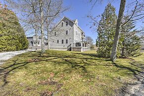 Multi-level Marion House: Loft, Deck + Ocean Views