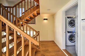 Multi-level Marion House: Loft, Deck + Ocean Views
