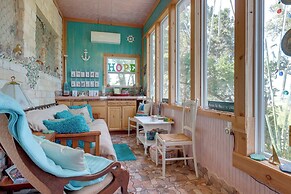 Exotic Home w/ Patio & Grill: Walk to Canyon Lake!