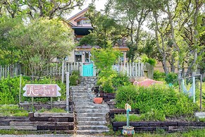 Exotic Home w/ Patio & Grill: Walk to Canyon Lake!