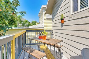 Private Beach Pass: Cozy Galveston Apartment!