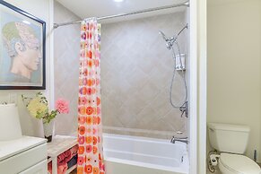 Private Beach Pass: Cozy Galveston Apartment!