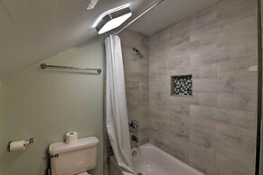 Home w/ Patio & Grill: 2 Mi to Galveston Seawall!