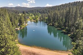 Deck & Views: Pet-friendly Starry Pines Cabin