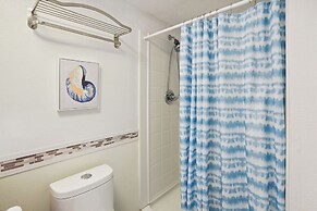 Airy Kailua-kona Condo < 1 Mi to Beach + Town