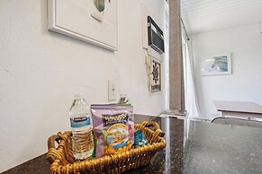 Airy Kailua-kona Condo < 1 Mi to Beach + Town