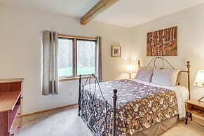 Scenic Forest Lodge Outside Glacier National Park!