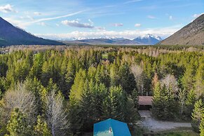 Scenic Forest Lodge Outside Glacier National Park!