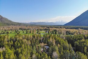 Scenic Forest Lodge Outside Glacier National Park!