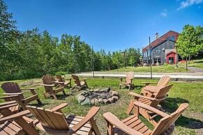 Ski-in/ski-out Lutsen Retreat w/ Pool Access!