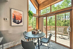 Ski-in/ski-out Lutsen Retreat w/ Pool Access!