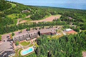 Ski-in/ski-out Lutsen Retreat w/ Pool Access!