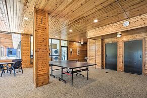 Ski-in/ski-out Lutsen Retreat w/ Pool Access!