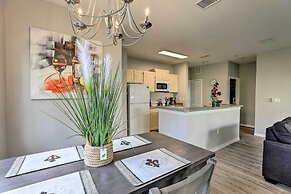 Lake-view Condo w/ Pool Access: 6 Mi to Disney!