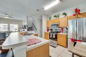 8 Mi to Disney: Villa w/ Screened Pool & Lanai