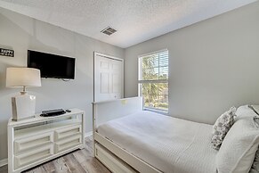 8 Mi to Disney: Villa w/ Screened Pool & Lanai