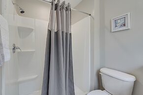 8 Mi to Disney: Villa w/ Screened Pool & Lanai