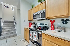 8 Mi to Disney: Villa w/ Screened Pool & Lanai