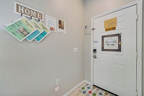 8 Mi to Disney: Villa w/ Screened Pool & Lanai