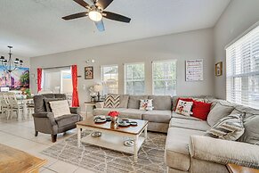 8 Mi to Disney: Villa w/ Screened Pool & Lanai