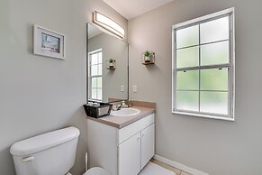 8 Mi to Disney: Villa w/ Screened Pool & Lanai