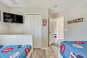 8 Mi to Disney: Villa w/ Screened Pool & Lanai