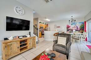 8 Mi to Disney: Villa w/ Screened Pool & Lanai