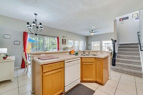 8 Mi to Disney: Villa w/ Screened Pool & Lanai