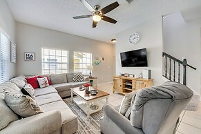 8 Mi to Disney: Villa w/ Screened Pool & Lanai