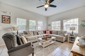 8 Mi to Disney: Villa w/ Screened Pool & Lanai