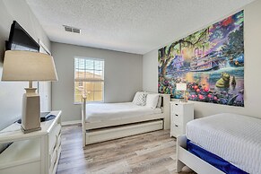 8 Mi to Disney: Villa w/ Screened Pool & Lanai