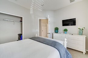 8 Mi to Disney: Villa w/ Screened Pool & Lanai