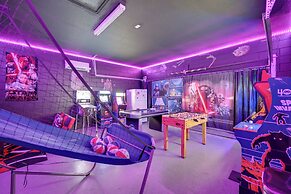 Pool, Themed Rooms & Arcade: Disney Escape