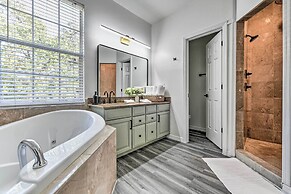 Stunning Thonotosassa Home ~ 7 Mi to Ocean!