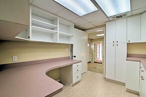 Grand Valrico Home w/ Deck, Fire Pit & Yard!