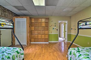 Grand Valrico Home w/ Deck, Fire Pit & Yard!