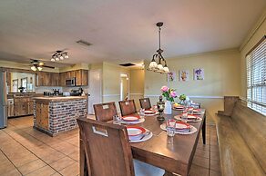 Grand Valrico Home w/ Deck, Fire Pit & Yard!