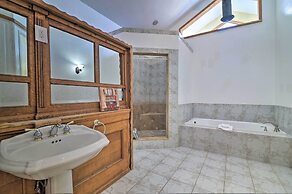 Grand Valrico Home w/ Deck, Fire Pit & Yard!