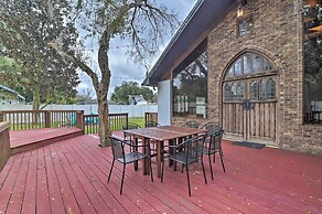 Grand Valrico Home w/ Deck, Fire Pit & Yard!