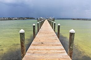 Fort Walton Beach Condo: Walk to Local Beach!