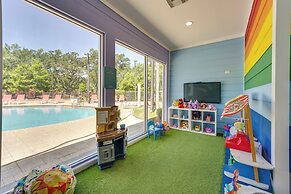 Lucaya Village Townhome w/ Pool, 6 Mi to Disney!