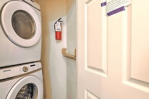 Lucaya Village Townhome w/ Pool, 6 Mi to Disney!